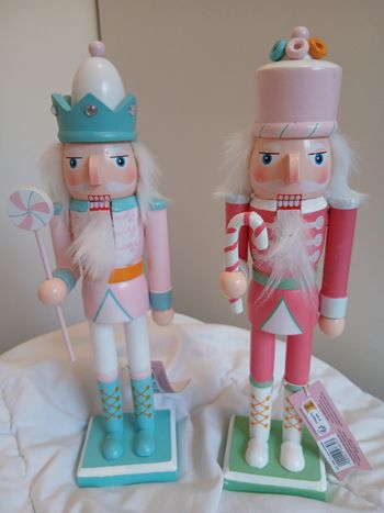 Lot 2 figurines casse noisette pastel