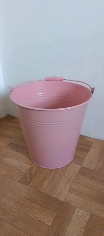 Cache pot seau rose