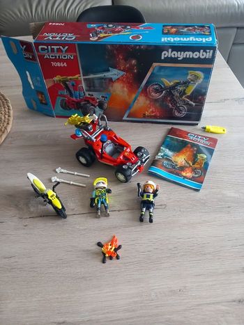 Playmobil City action 70864Boite complete et en très bon état 
Moto, cascadeur, pompier et véhicule pour éteindre le feu. Le véhicule lance des flèches d'eau. 
Très peu joué avec.