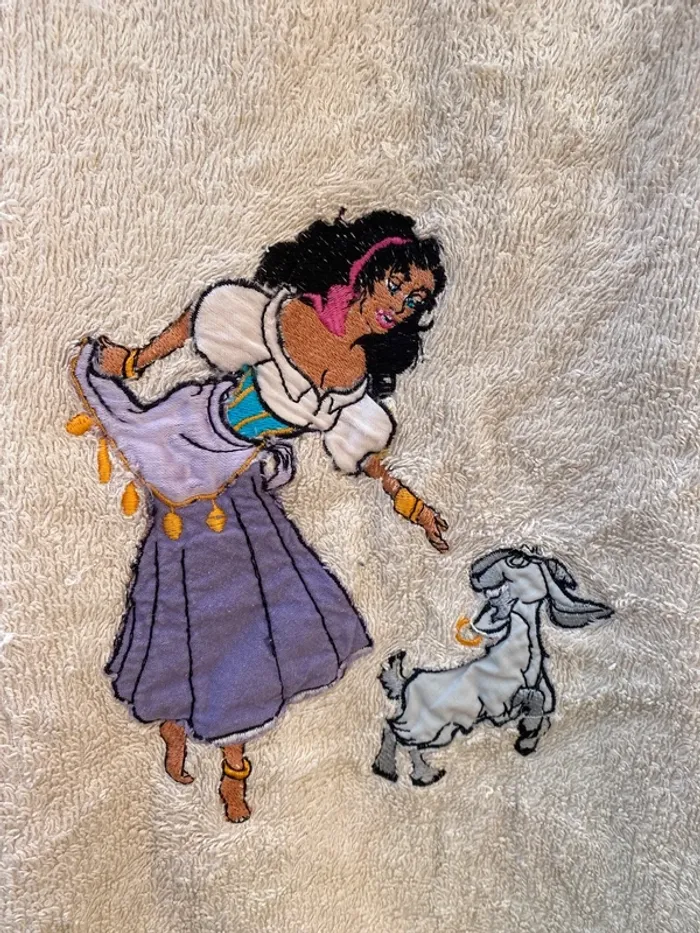 Peignoir fille Disney 6 8 ans robe chambre esmeralda bossu notre dame Quasimodo - photo numéro 2
