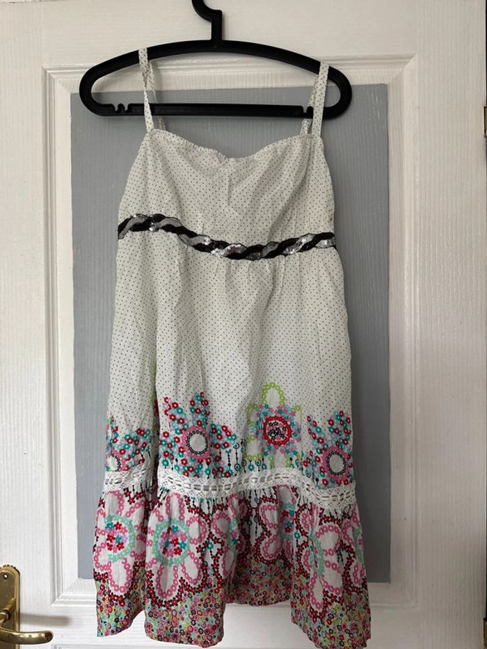 Jolie robe pleines de détails L