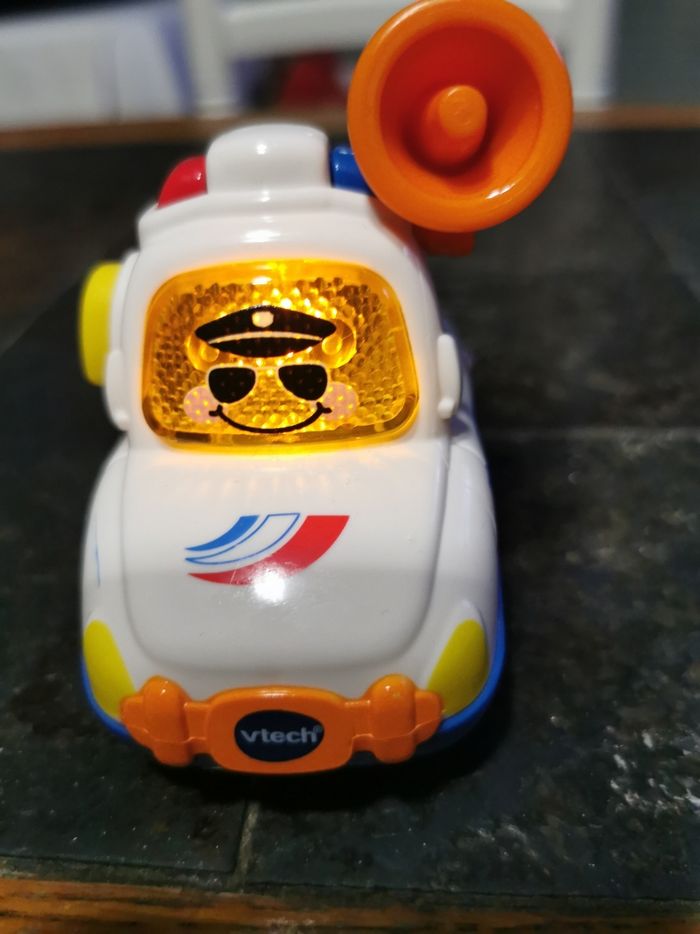 Tut tut bolides Theo, Capitaine police