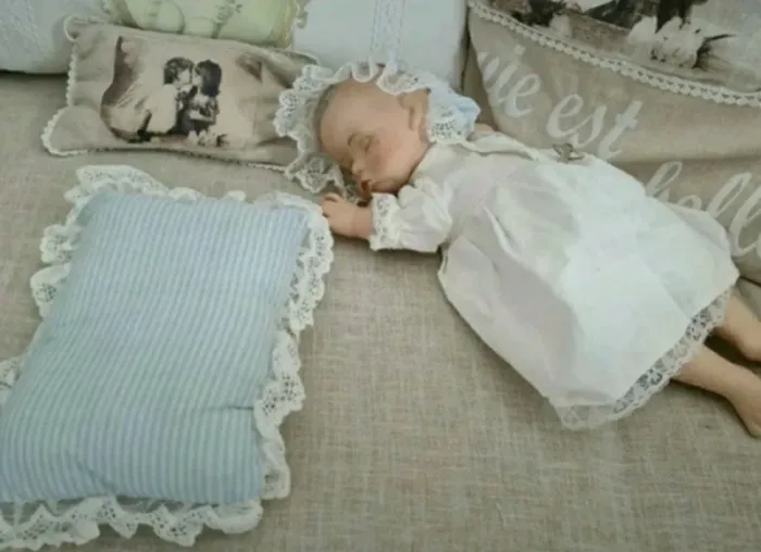 Adorable et Magnifique bébé dormeur musical en porcelaine - photo numéro 4