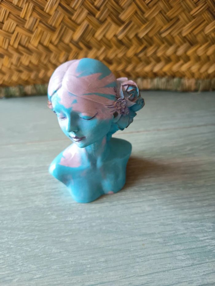 Miniature. Buste femme en résine fabrication artisanale.