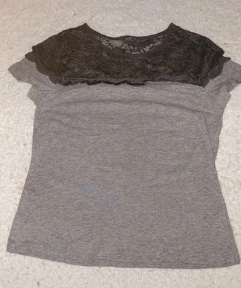 Haut gris avec dentelle