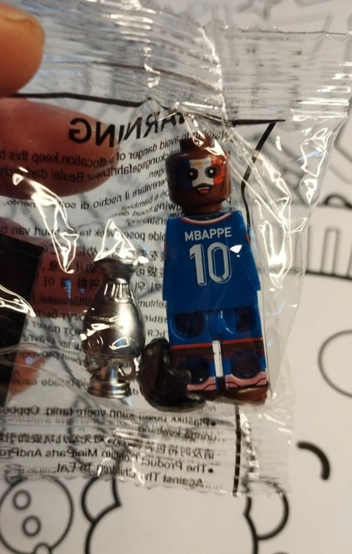 Personnage type Lego football neuf Kylian m'bappé équipe de France maillot euro 2024 - photo numéro 2