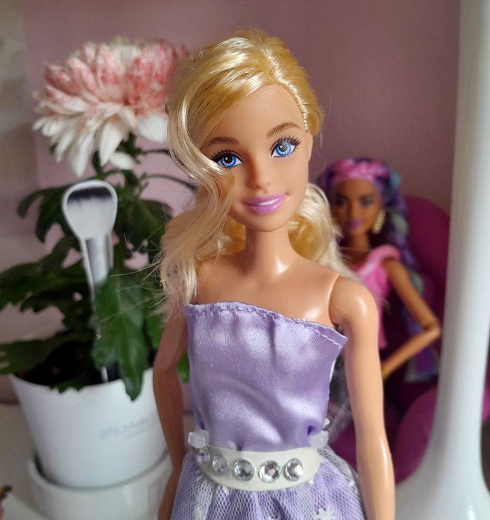 barbie blonde en robe de princesse lila