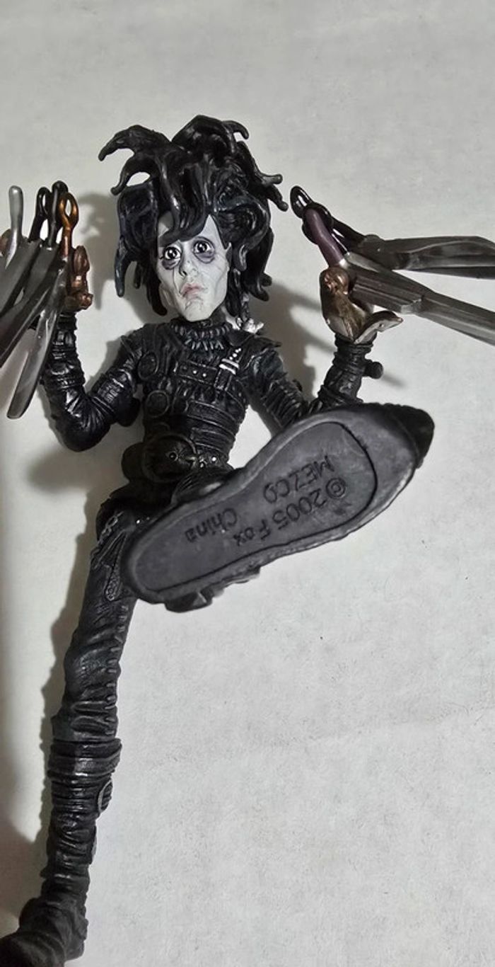 Figurine articulée edward aux mains d’argent mezco 2005 - photo numéro 3