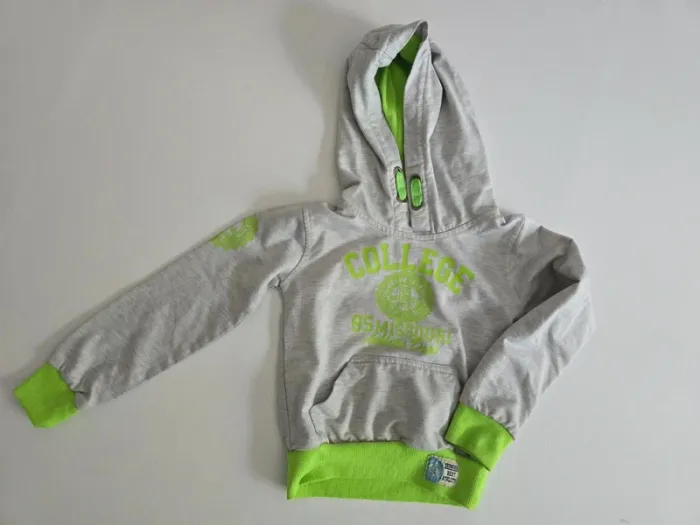 Pull gris à capuche