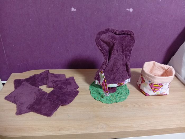 Vend accessoires de toilette neuf avec étiquette lingettes démaquillantes 12/12 CM plus gants de toilette 26/18 CM - photo numéro 2