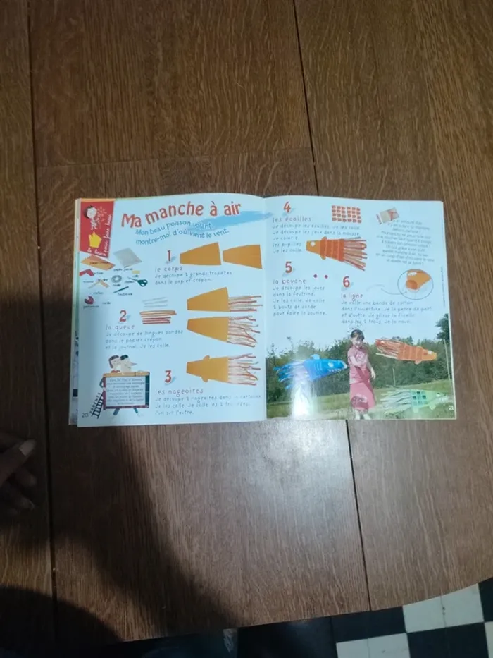 Livre petite main tous en l'air - photo numéro 12