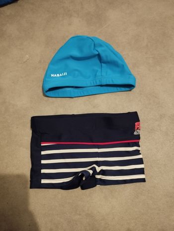 Maillot de bain et bonnet de bain 12 mois