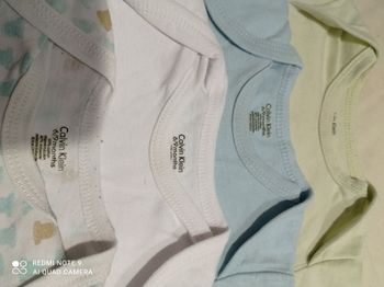 lot de 4 bodies de Calvin Klein 6/9 mois ref R102C6