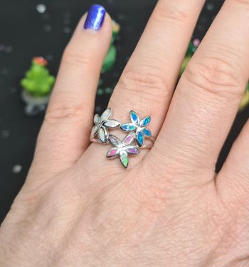 Bague fantaisie argentée avec pierres colorées et fluorescentes