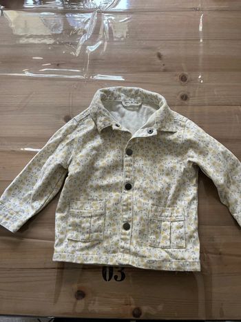 Veste en jean fleuri blanc et jaune