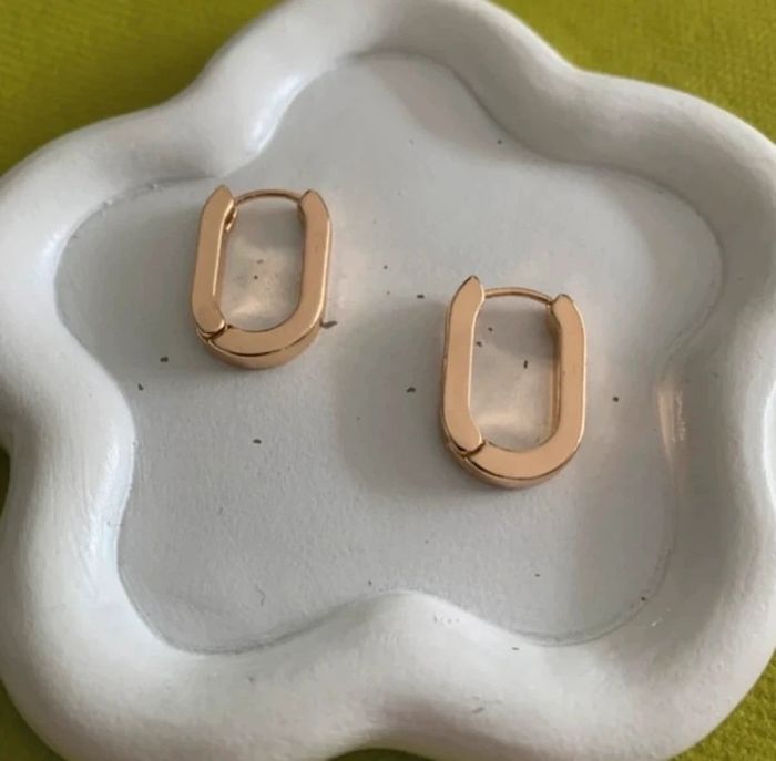 Boucles d’oreilles créoles géométriques dorées - photo numéro 3
