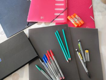 Lot de fournitures scolaires