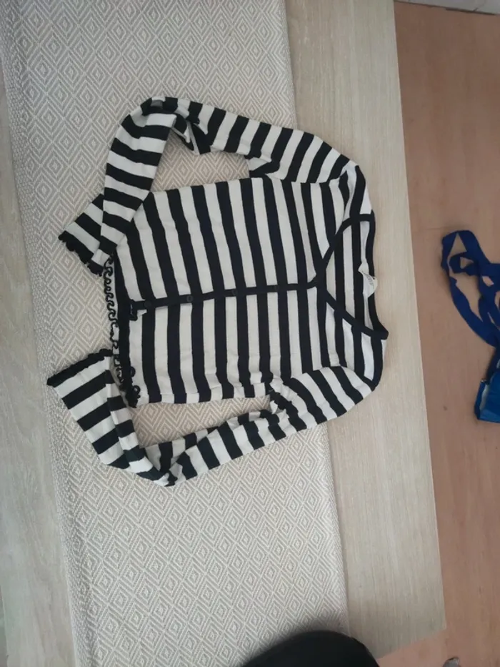 T-shirt manches longues style gilet noir rayé blanc taille 10 12 ans