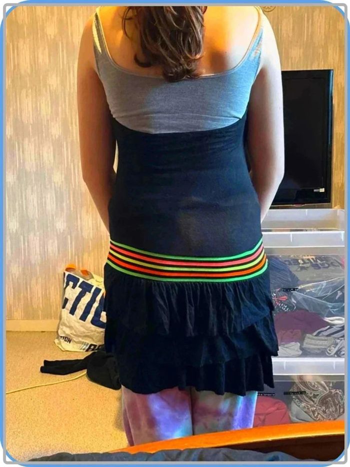 Robe  très  courte colorée  taille 38 - photo numéro 2