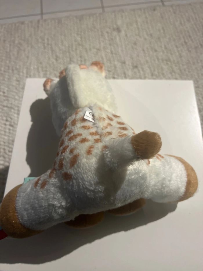 Peluche musicale Sophie la girafe - photo numéro 4