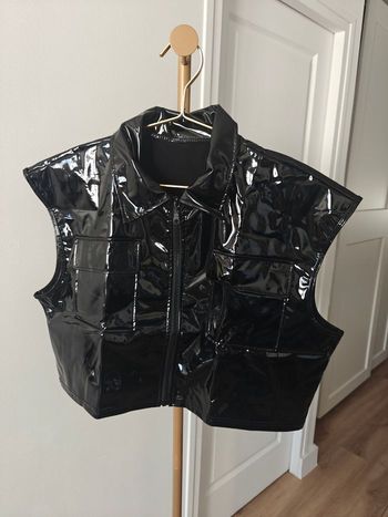 Crop top homme taille M vynil simili cuir sexy en excellent état 