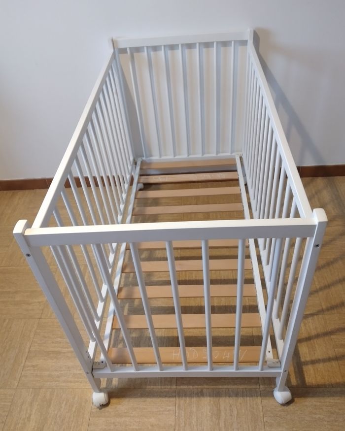 Lit à barreaux en bois à roulettes pour bébé - photo numéro 2
