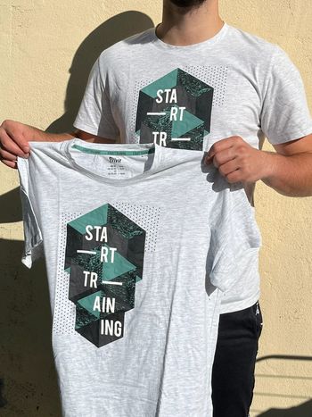 Lot de 2 t-shirts gris et imprimés vert et noir