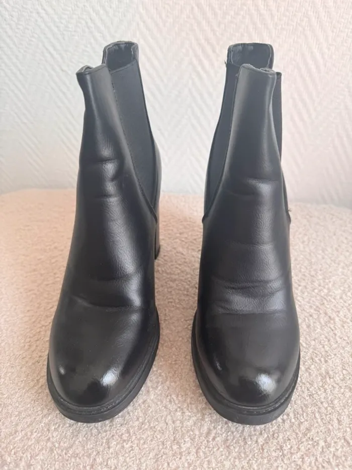 Bottine à talons noirs