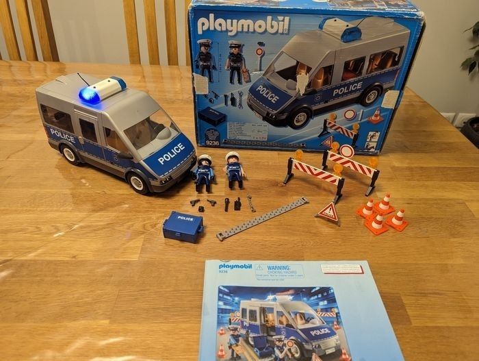 Fourgon police playmobil 9236