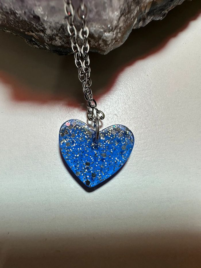 Pendentif petit cœur en résine bleue et doré - photo numéro 4
