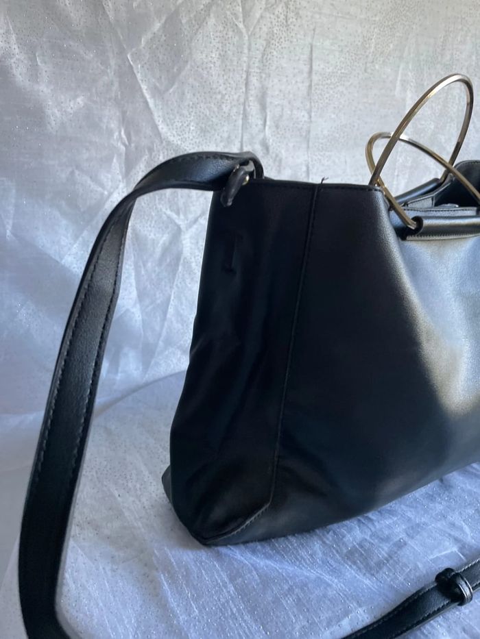Sac noir anse doré - Très bon état - photo numéro 3