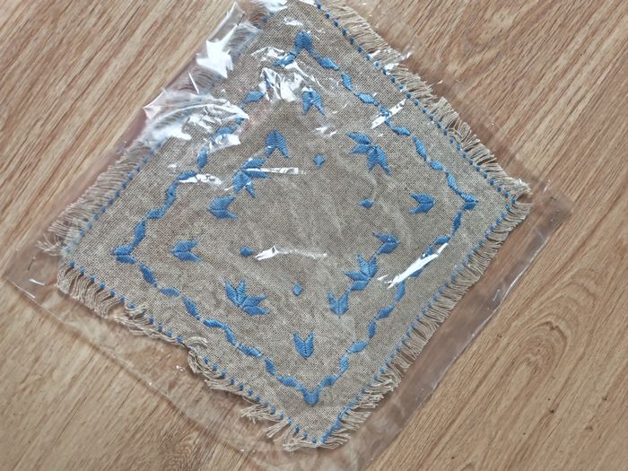 Napperon gris carré brodé en bleu avec franges - photo numéro 1