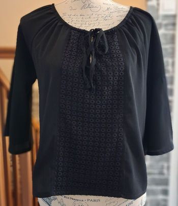 Blouse noire fluide avec le devant en dentelle ajourée