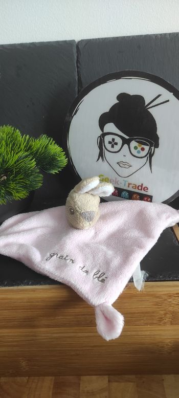 Doudou plat kangourou lapin beige rose grain de blé marron carré Blanc