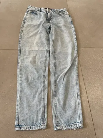 Jean bleu clair bershka, taille 32, bon état, 34x92cm