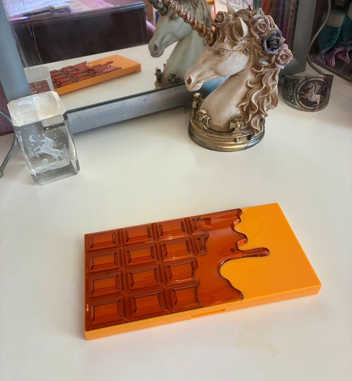 Palette chocolate Honey, 18 fards irisés, Makeup Revolution.