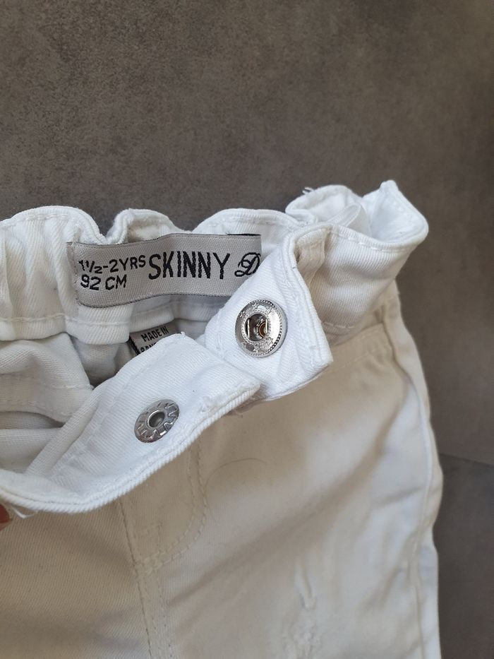 Jean blanc Primark 18-24 mois - photo numéro 2