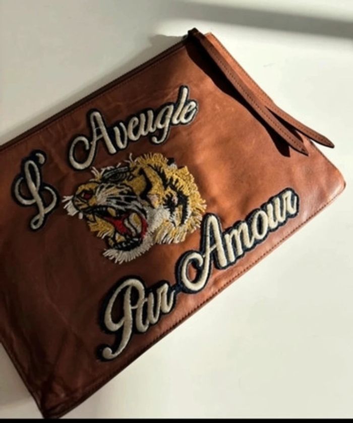 Pochette Gucci en cuir marron - "L’Aveugle par Amour" - photo numéro 13