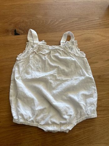 Barboteuse beige à broderie