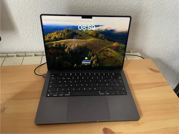 MacBook Pro 14" (nov. 2023) Puce : Apple M3 Pro Mémoire : 18 Go RAM Stockage : SSD 512 Go - photo numéro 2