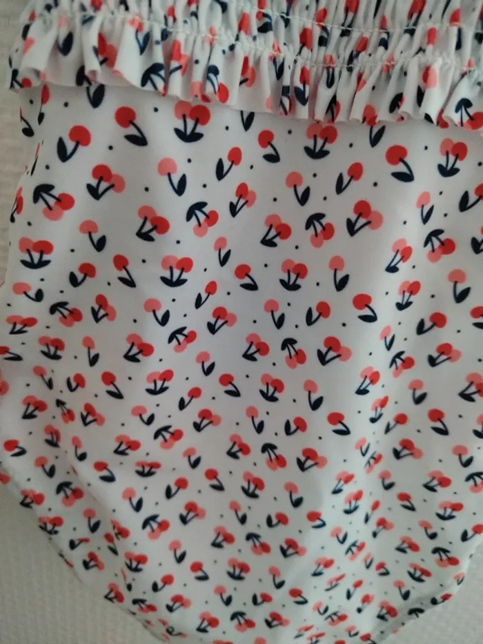 Maillot de bain cerise neuf taille 5 ans - photo numéro 3