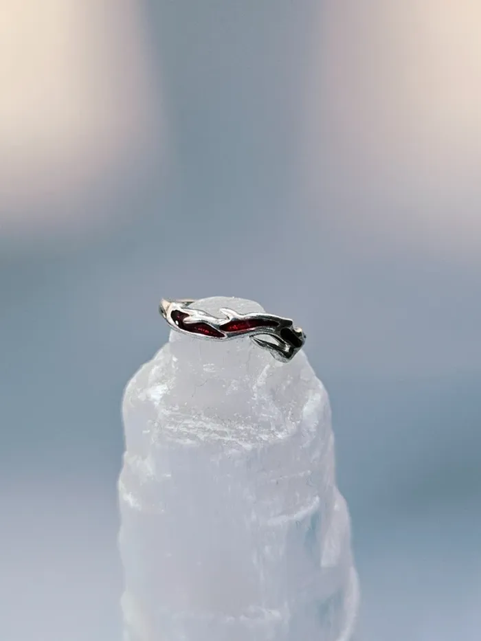 Bague acier inoxydable flamme ajourée rouge ajustable