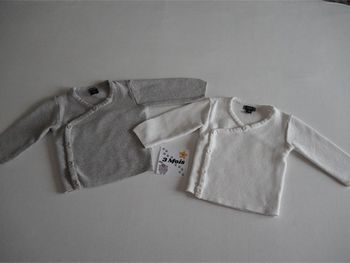 Lot de 2 Brassières ou gilets gris chiné/blanc Kiabi Taille : 3 mois