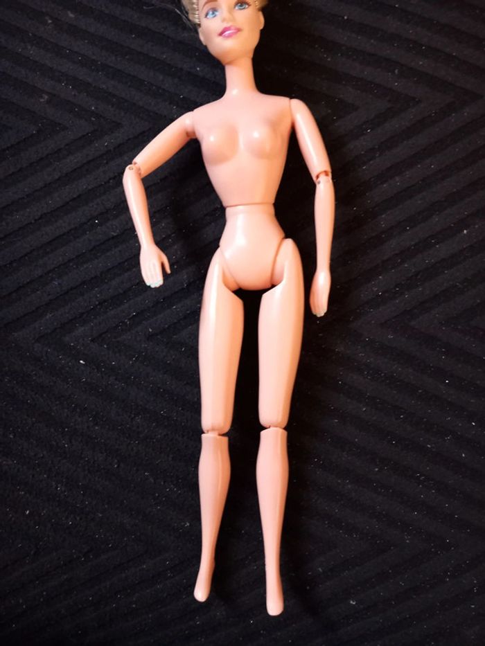 Barbie articulée avec vernis vintage - photo numéro 6