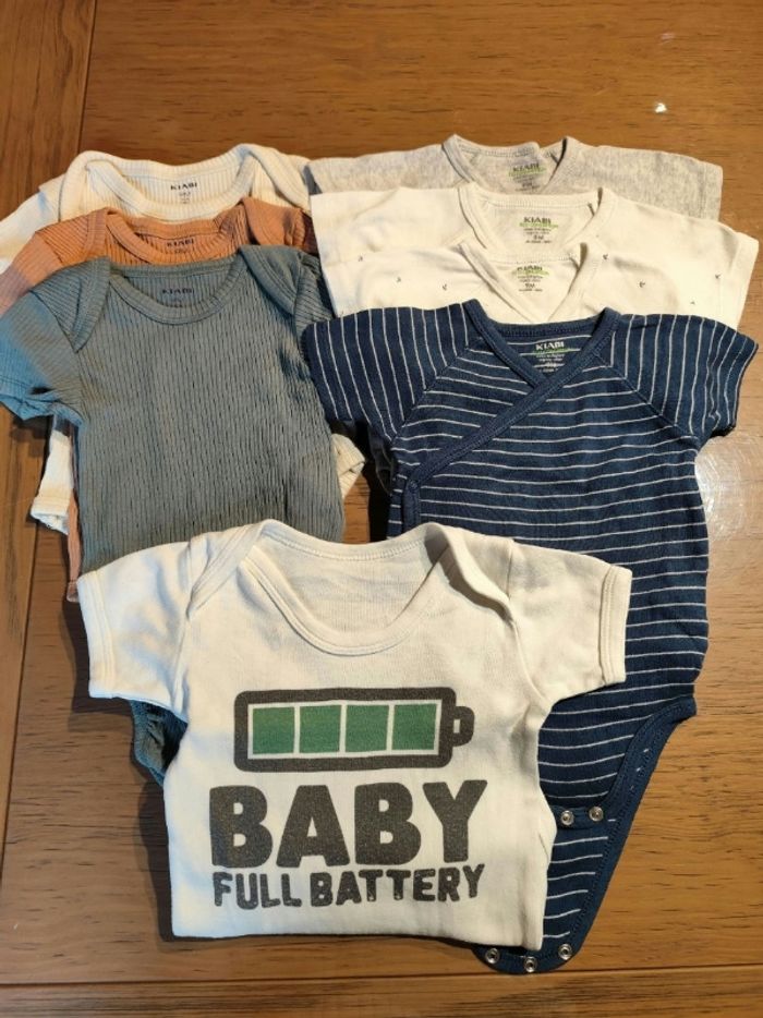 Lot de 8 bodies manches courtes taille 9 mois