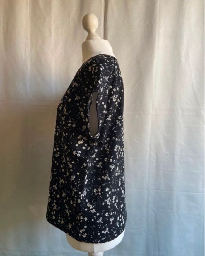 Blouse noire à motifs petites fleurs blanches encolure V Camaïeu taille 38 / M - photo numéro 3