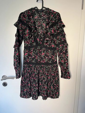 Robe noire à fleurs prettylittlething S neuve