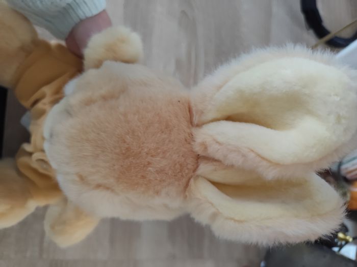 Grande peluche lapin à salopette beige - photo numéro 3