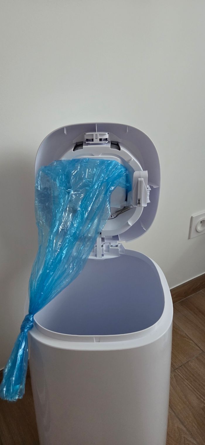 Poubelle de couches avec 3 recharges comprises - photo numéro 3