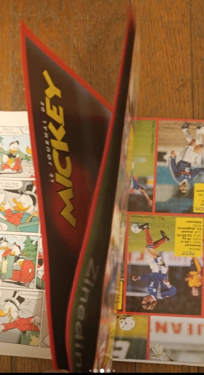 Ancien journal de mickey avec cadeau poster géant équipe de France N°2396 de 1998 vintage - photo numéro 5